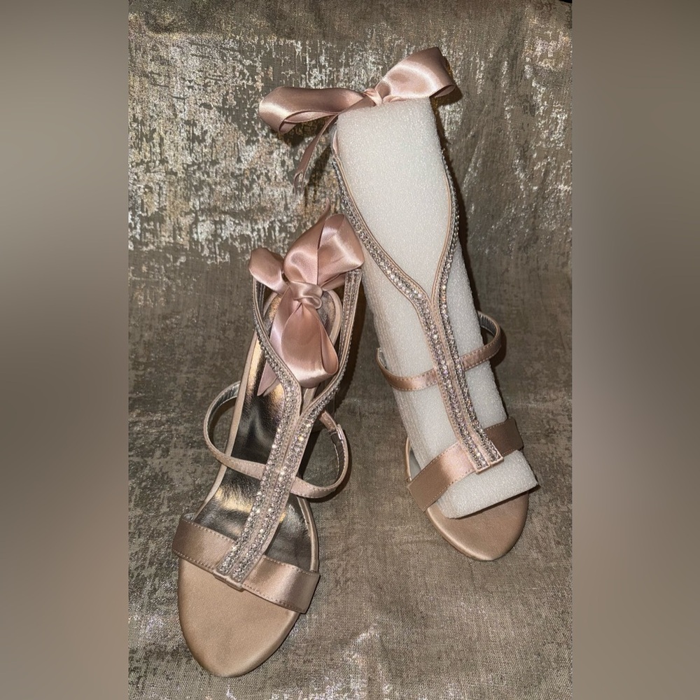 𝐸𝑥𝑐𝑒𝑙𝑙𝑒𝑛𝑡 𝐶𝑜𝑛𝑑𝑖𝑡𝑖𝑜𝑛 Rhinestone ankle tie heels